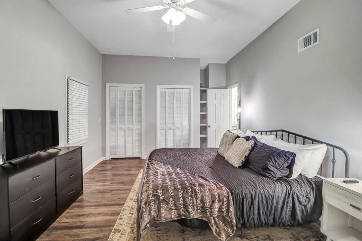 Апартаменти Eagle'S Landing Loft-Downtown Above Bull & Barrel Стейтсборо Екстер'єр фото