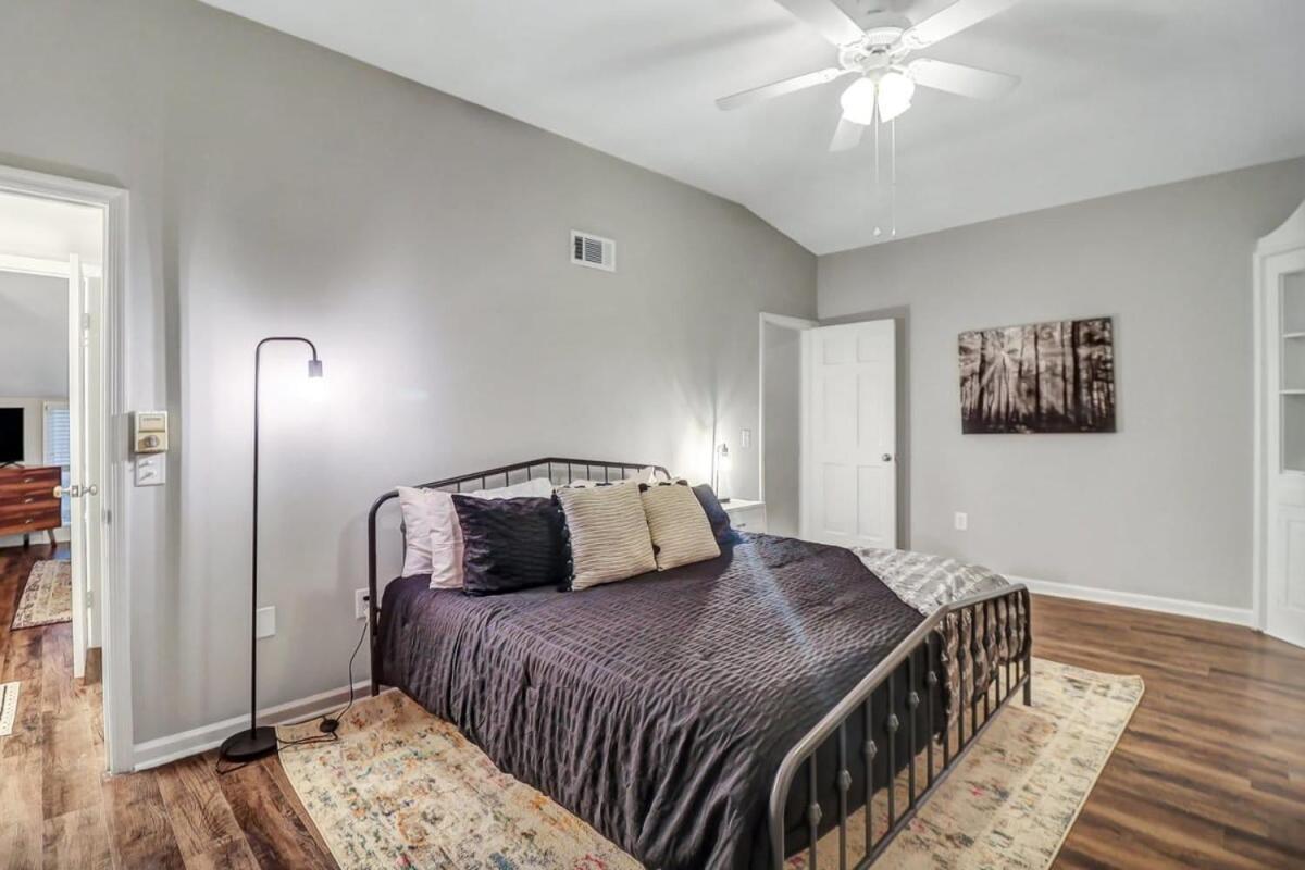 Апартаменти Eagle'S Landing Loft-Downtown Above Bull & Barrel Стейтсборо Екстер'єр фото